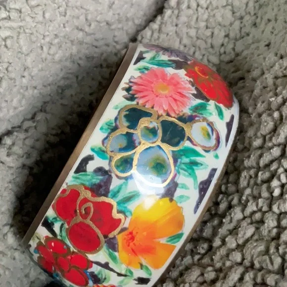Vintage Floral w/Gold Accents Bangle Bracelet Brass interior/Pretty Piece - Picture 8 of 8